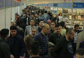 كريم العراقي وبغداد.. شاعر يصدح في معرض الكتا