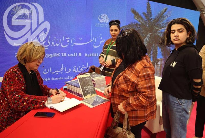 الدملوجي توقع كتابها في معرض الكتاب..مناقشة منحوتات بغداد  بين الفن والسياسة
